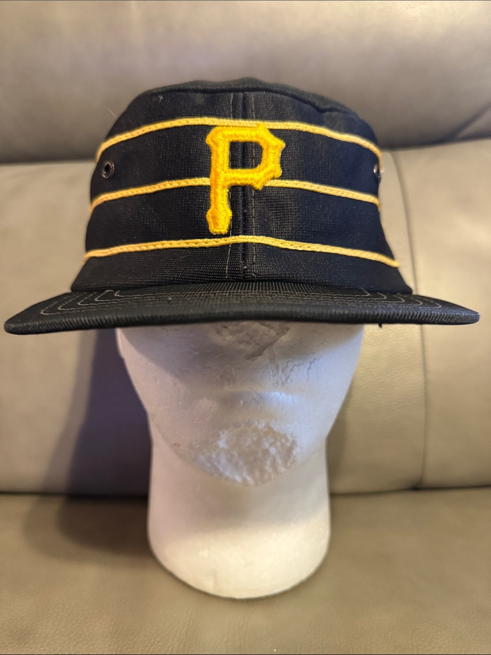 Vintage 80’s Pittsburgh Pirates Black & Yellow Snapback Cap with P Logo